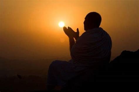 Mengangkat Kedua Tangan Saat Berdoa Bidahkah
