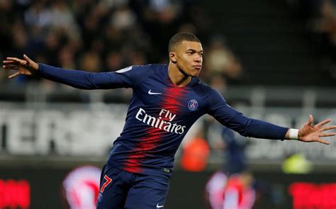 Though due to his parents, he has cameroonian and algerian ancestry, which made him eligible to play from any of. PSG : Kylian Mbappé, un avenir dans l'axe - Le Parisien