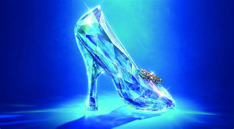Les presento arriba el telón (cuentos clásicos en versión teatral para buscar un zapato de cristal), nuevo libro publicado en la colección la máquina de hacer lectores de estación mandioca editorial. Los zapatos de Cenicienta | Estilista de moda Cristina Reyes