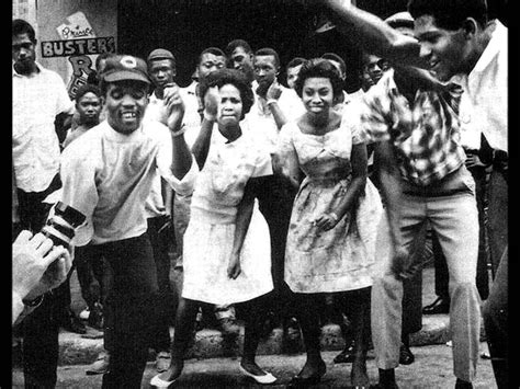 12 Na jamaica a dança Ska fazia sucesso nos anos 50 por retratar uma