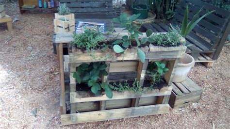 Pallets can be utilized into hundred ways, especially in the kids room or play area. Do It Yourself Pallet Projects: Seven Simple Designs