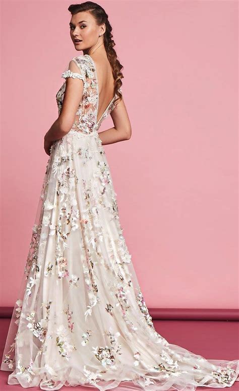 25 Gorgeous 3d Floral Applique Wedding Dresses Perfect For Spring Brides Floral Wedding Dress
