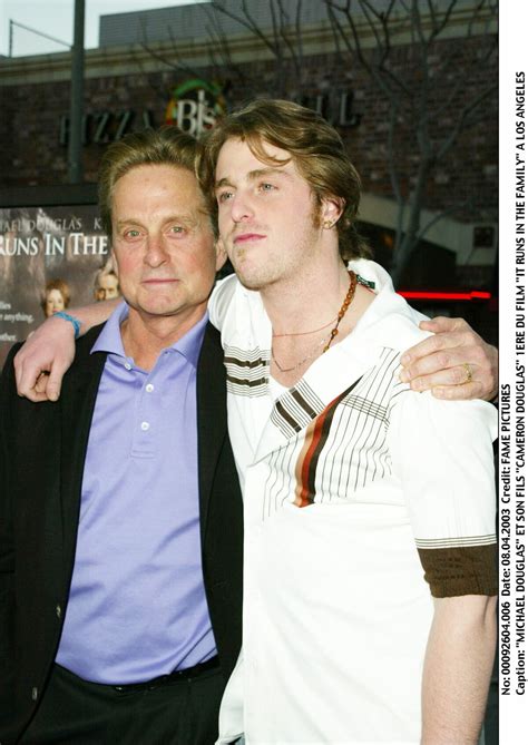 Photo Michael Douglas And Son Fils Cameron à Los Angeles En 2003