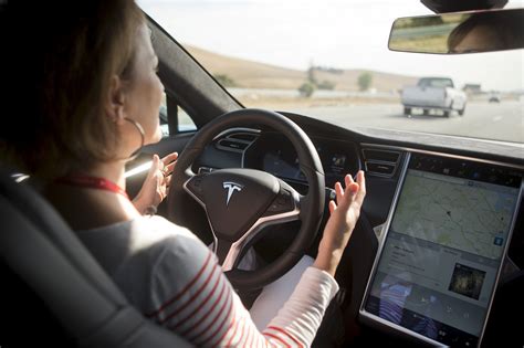 Teslas Autopilot Lets Cars Drive Change Lanes Themselves Cbs News