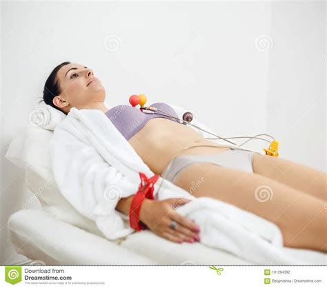 Paciente Femenino Teniendo Electrocardiograma De Ecg En Hospital Foto