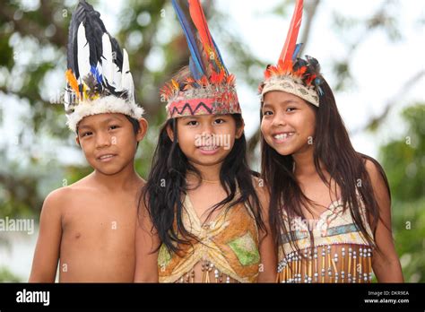 Indianer Indigen Amazonas Kinder Federn Traditionell Kleidung Kolumbien Südamerika