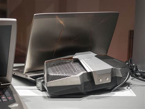Bentuk cukup besar dan berat, seperti halnya laptop gaming lainnya. ASUS Previews The ROG GX700 Series Behemoth Gaming Laptop - Liquid Cooled Skylake-K CPU With ...