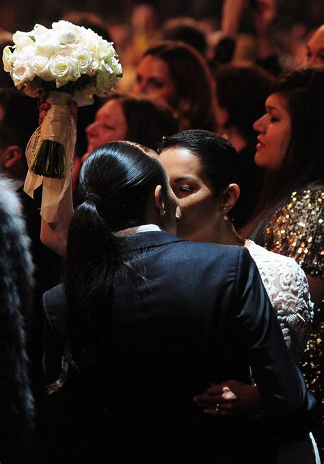 Grammys 2014 Queen Latifah Officiates Mass Wedding As Macklemore