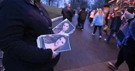 Lisa Marie Presley Funeral Hundreds Gather At Graceland To Mourn Singer Songwriters Death