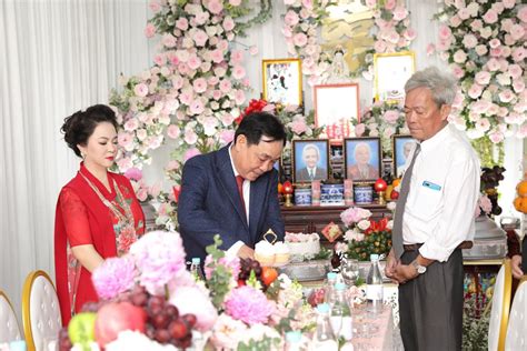 Bà hằng tên thật là nguyễn thị thanh tuyền, việt kiều canada. Đám hỏi siêu kín tiếng của con trai bà Phương Hằng - vợ ...