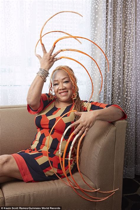 Texas Nail Artist Grows The World S Longest Fingernails Daily Mail Online