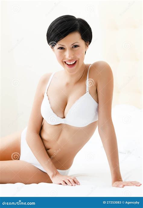 Halfnaked Reizvolle Frau Sitzt Auf Dem Bett Stockbild Bild Von Freundlich Hintergrund