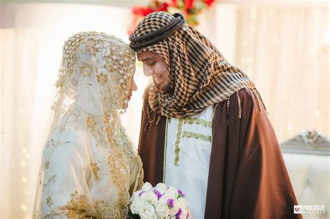 Arab wedding traditions the hand of the arab bride is tattooed with red henna. 141225-Singapore-Malay-Arab-Wedding-Photography-Liza-Umar-024 | Prologue Weddings