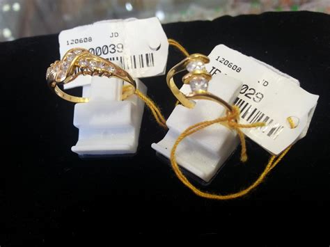 Berbagai bentuk cincin tunangan dan pernikahan untuk calon spesial. I nev3r strAy t0o far fr0m th3 sid3waLk ::...: CINCIN ...