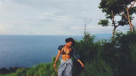 Foto Tara Basro Yang Simpel Dan Tetap Seksi Di Pantai Nomer Berbalut Bikini Hitam