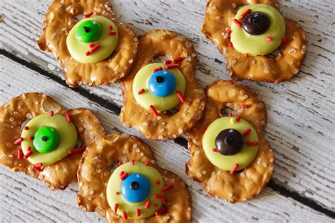 Easy Halloween Treats Zombie Eye Pretzels