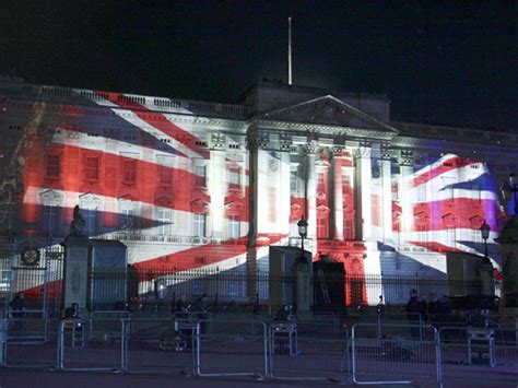 Homebuildlife Buckingham Palace Lights Up For The Diamond Jubilee