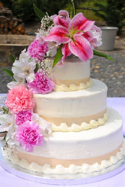 Sarahs Icing On The Cake Wedding Cake Fresh Flowers