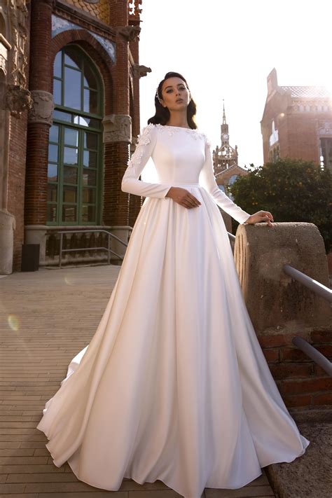 Best Wedding Dresses For Pear Shaped Brides Tina Valerdi