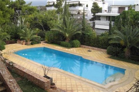 Υπήρξε ξεχωριστός οικισμός μέχρι το 2001 οπότε καταργήθηκε και αποτελεί πλέον συνοικία των αχαρνών. Ιδιωτικές Πισίνες