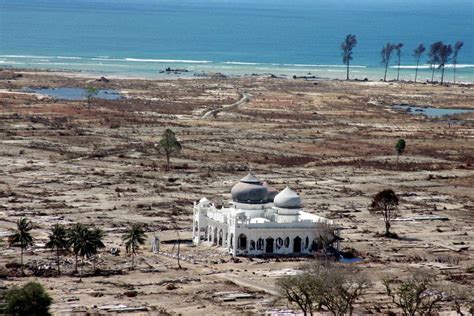 The tsunami was travelling with so much energy it went as far as 5,000km to africa, where it still had enough force to over 500,000 people were injured by the tsunami, with a further 150,000 at risk. Ambon akan Dilanda Tsunami Seperti Tahun 2004 di Aceh ...