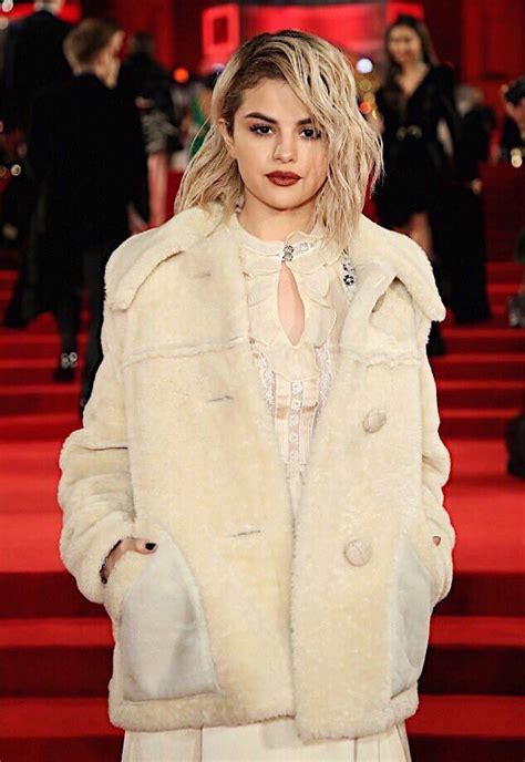 If you looked at a picture of selena gomez's new blonde hair and thought, yes. Pin by FreeStockFootage4K on SELENA | Selena gomez blonde ...