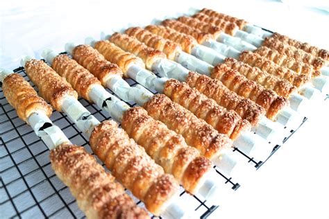 If the pastry sticks to the mold, you can press in the mold a little (to make the circumference smaller) and very gently turn it inside the pastry until it comes off. CANNONCINI - ITALIAN CREAM HORNS - HatiBon English