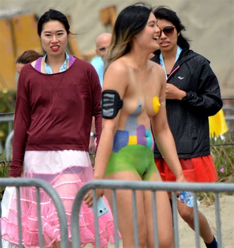 Body painted Chinese girl nude at Bay to Breakers 画像 xHamster com