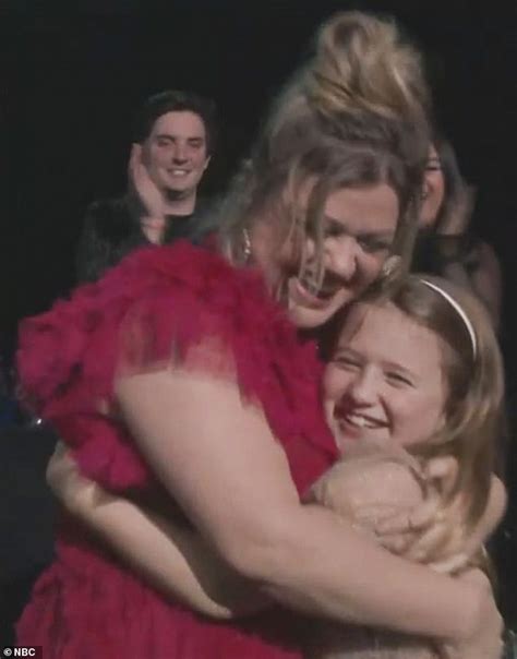 Kelly Clarksons Daughter River Rose Eight Cheers From Audience As Host Wins Peoples Choice