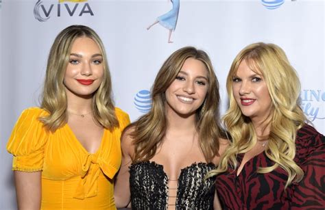 Maddie And Kenzie Ziegler Celebrities With Their Moms Pictures
