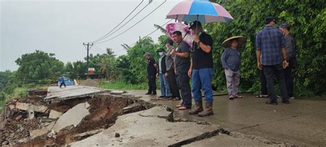 Hari ini tim gingsul ingin berbagi peluang kerja terbaru di ende untuk sobat semuanya. Longsor di Teluknaga Dekat Kali Cisadane Halangi Jalan ke ...