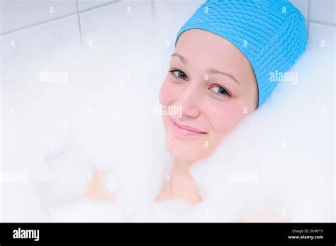 Hübsche Junge Frau Unter Bad In Der Badewanne Und Entspannend