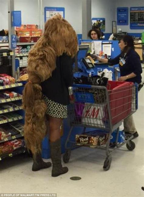 Walmart Shoppers Capture The Weirdest Behaviour Daily Mail Online