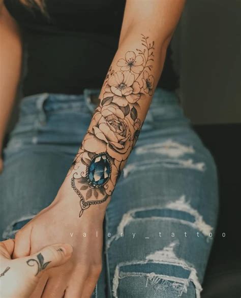Capiamo dunque per prima cosa quali siano i significati connessi a. L'eleganza di un gioiello tatuata sulle braccia - Tatuaggio.it