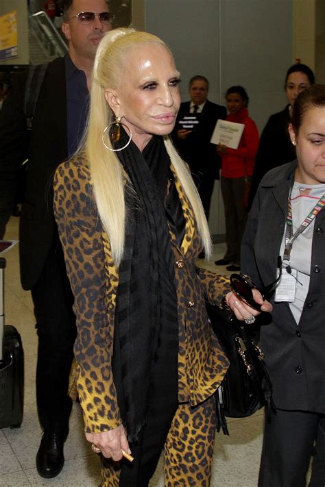 Donatella versace is an italian fashion designer, vice president of the versace group and its main designer, meaning her vision penetrates every aspect of the company, from its philosophy to its clothes. Donatella Versace se změnila v mumii | OSOBNOSTI.cz