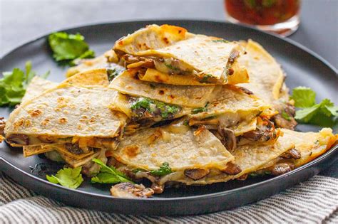 For our chicken quesadillas, we use a combination of monterey jack and cheddar. Quesadilla Rezept | Essen Rezepte