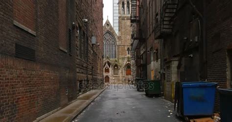 Establishing Shot Of Empty Alleyway In A Large City — Stock Video