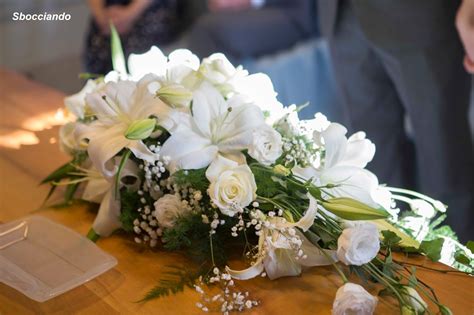 Composizione in spugna, con fiori bianchi, semplice e delicata, un piccolo per pensiero, per poter essere vicini ad una persona cara, nel momento del bisogno. ...Sbocciando!: Matrimoni
