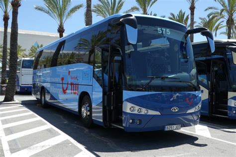 Man Beulas In Tui Lackierung Wartet Am Airport Palma Mallorca Im Juni