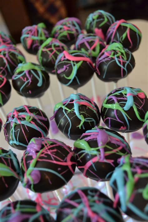 De exclusieve glow in the dark funko pop van beetlejuice! Black with neon paint splatter cake pops | Glow birthday ...
