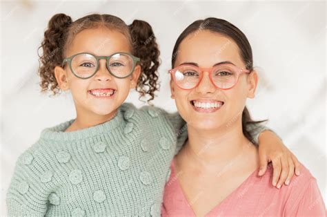 sonrisa de mamá hija y retrato de anteojos para una visión de ojos fuerte y salud óptica con