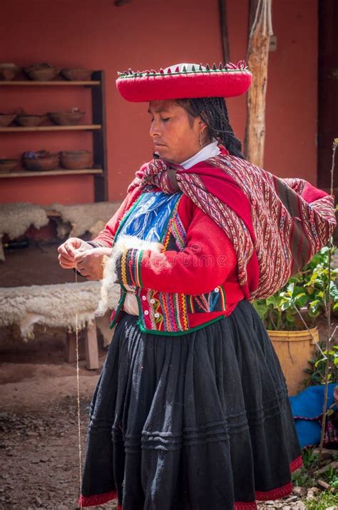 Mujer Peruana En El Mercado Callejero Imagen De Archivo Editorial