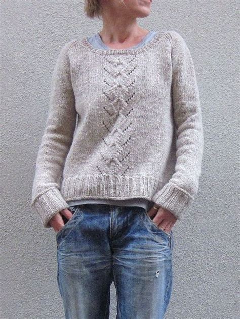 Свободный вязаный свитер спицами - красивые картинки