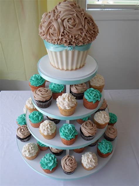 Wedding Cupcake Tower With Giant Cupcake Idée Recette Dessert