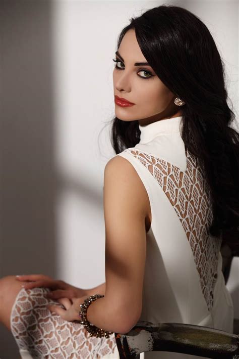 Hot Sexy Turkish actress Tuvana Türkay HD Photos Wallpapers HD Photos