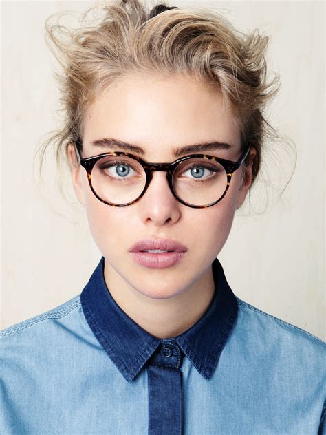 7 Ways To Wear Makeup With Glasses Chicas Con Gafas Maquillaje Con Gafas Y Chicas Con Lentes