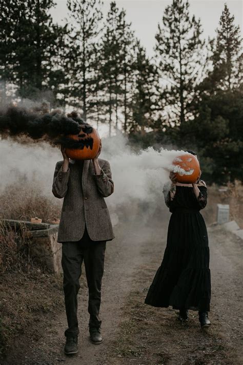 Join photographer cari payer as she teaches you how to recreate this spook. Spooky Halloween Couples Shoot in 2020 | Halloween ...