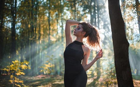 デスクトップ壁紙 日光 森林 屋外の女性 モデル ポートレート 目を閉じた 黒いドレス 自然 太陽の光 春 ロマンス 木 秋 花 女の子 美しさ シーズン