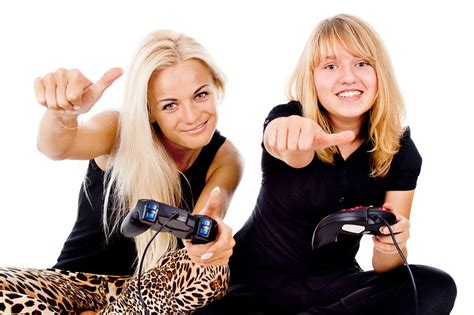 Study says women gamers are more accepted when playing nice; opposite 