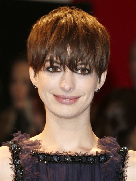 Anne Hathaway Short Hairstyle With Shaggy Bangs Styles Weekly